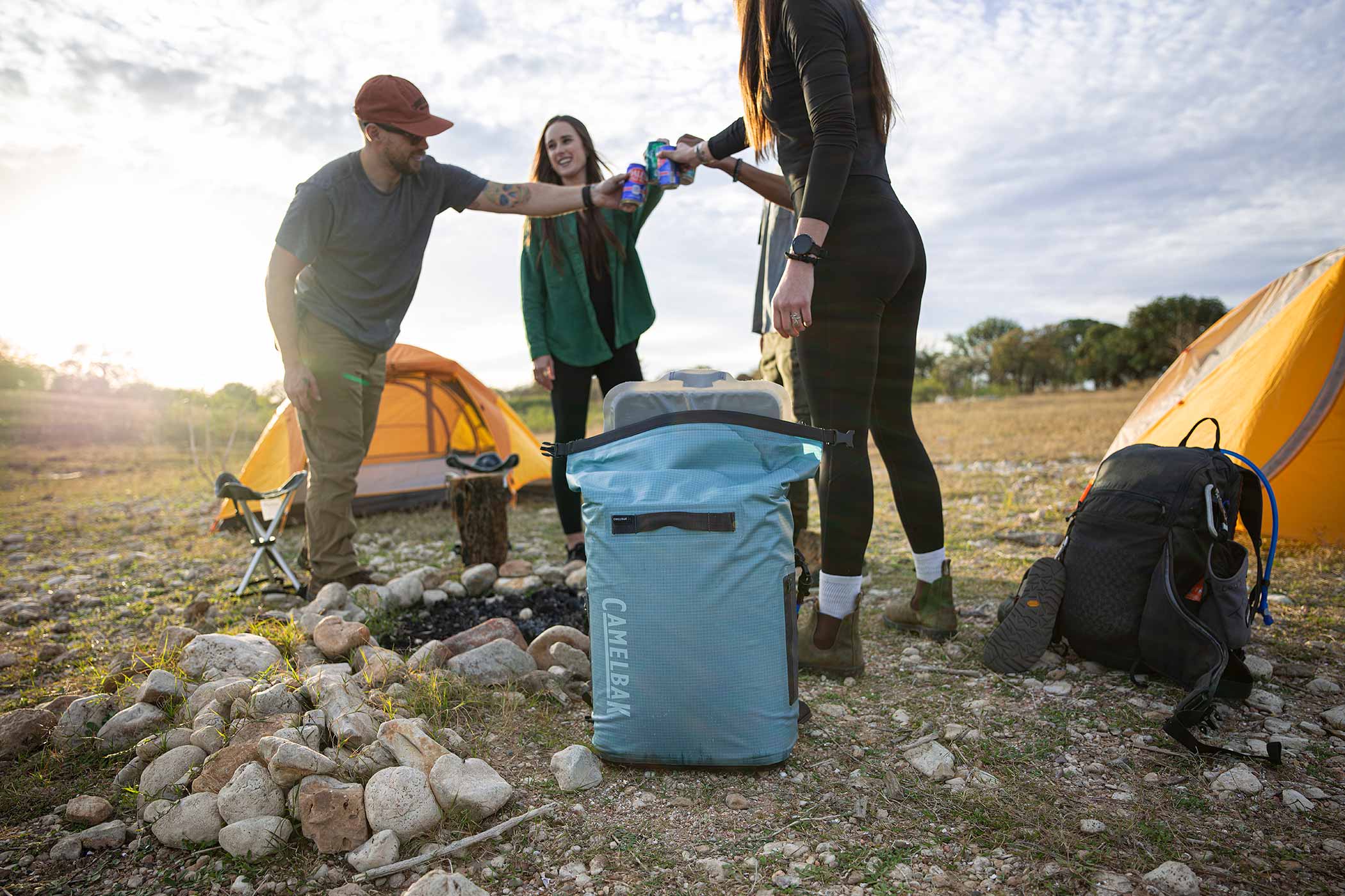 https://www.hopculture.com/wp-content/uploads/2022/07/camelbak-chillbak-oskar-blues-brewery-dales-pale-ale-cheers-LEAD.jpg