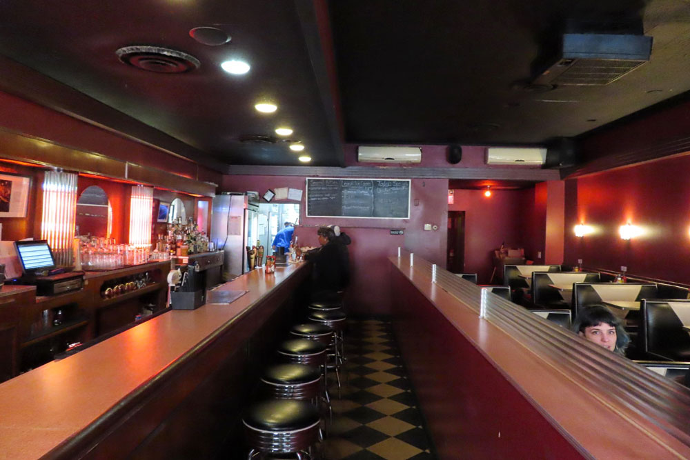 kelly's bar and lounge