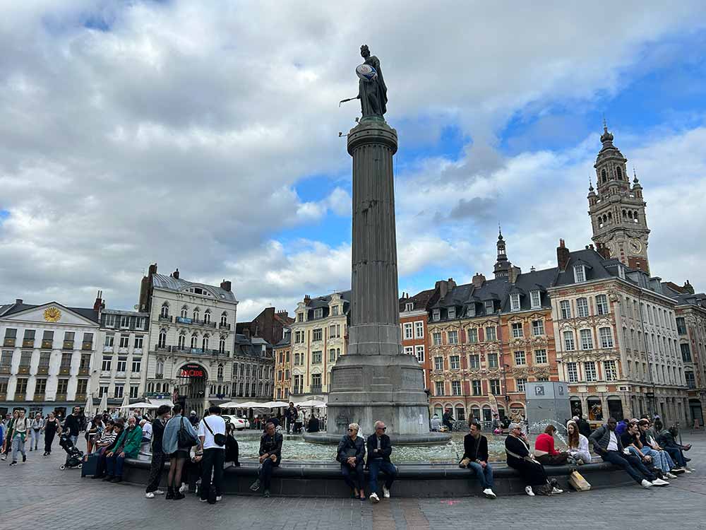 a statue of the goddess déesse lille, france