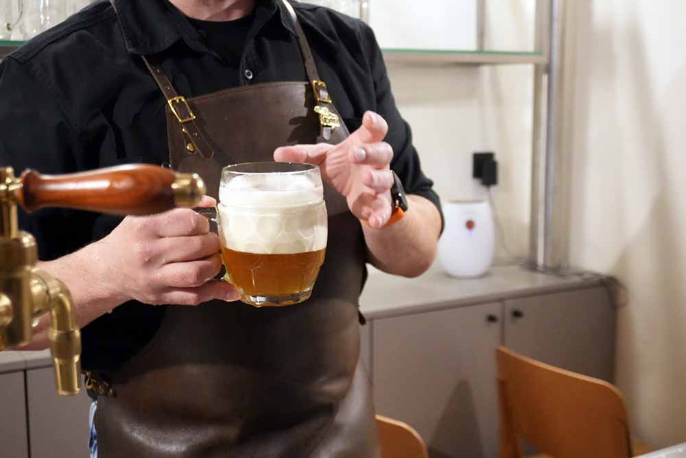 lukr pours czech tübinger mug