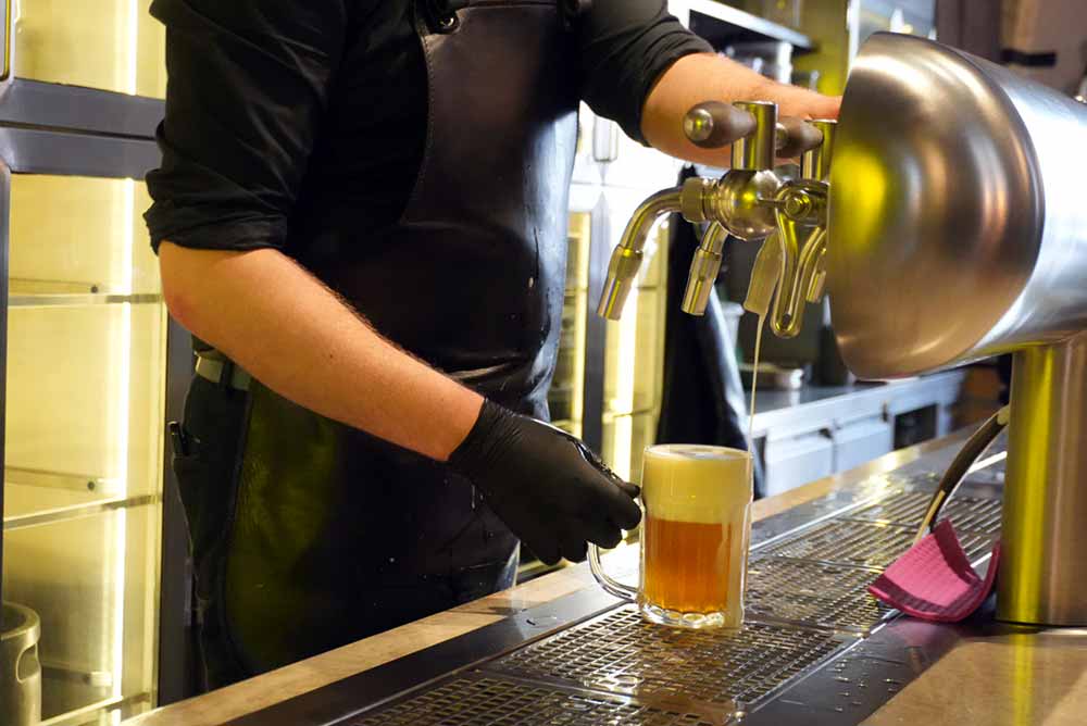 pult pouring prague czech republic prague hendrych h11 czech pale lager